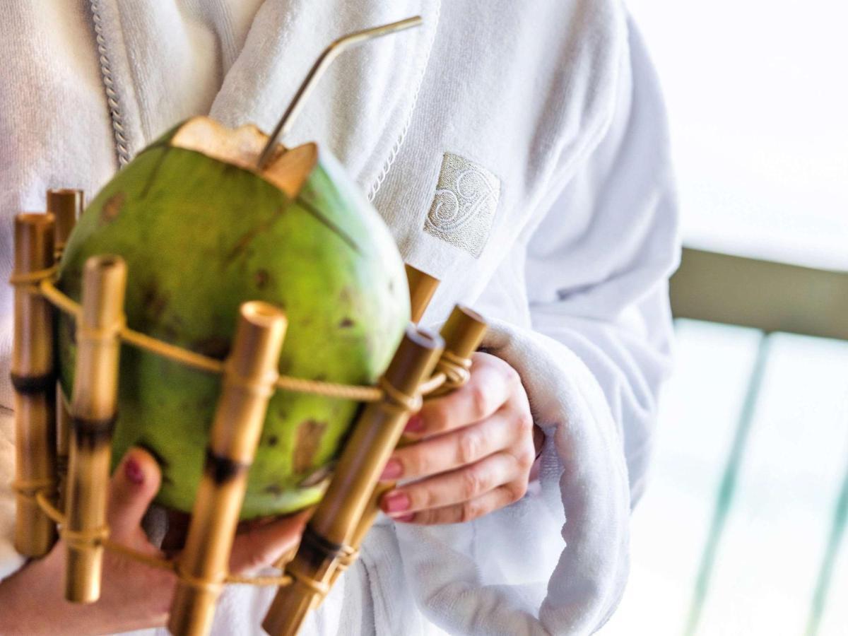 Fairmont Rio De Janeiro Copacabana Esterno foto A coconut being held in a bamboo holder