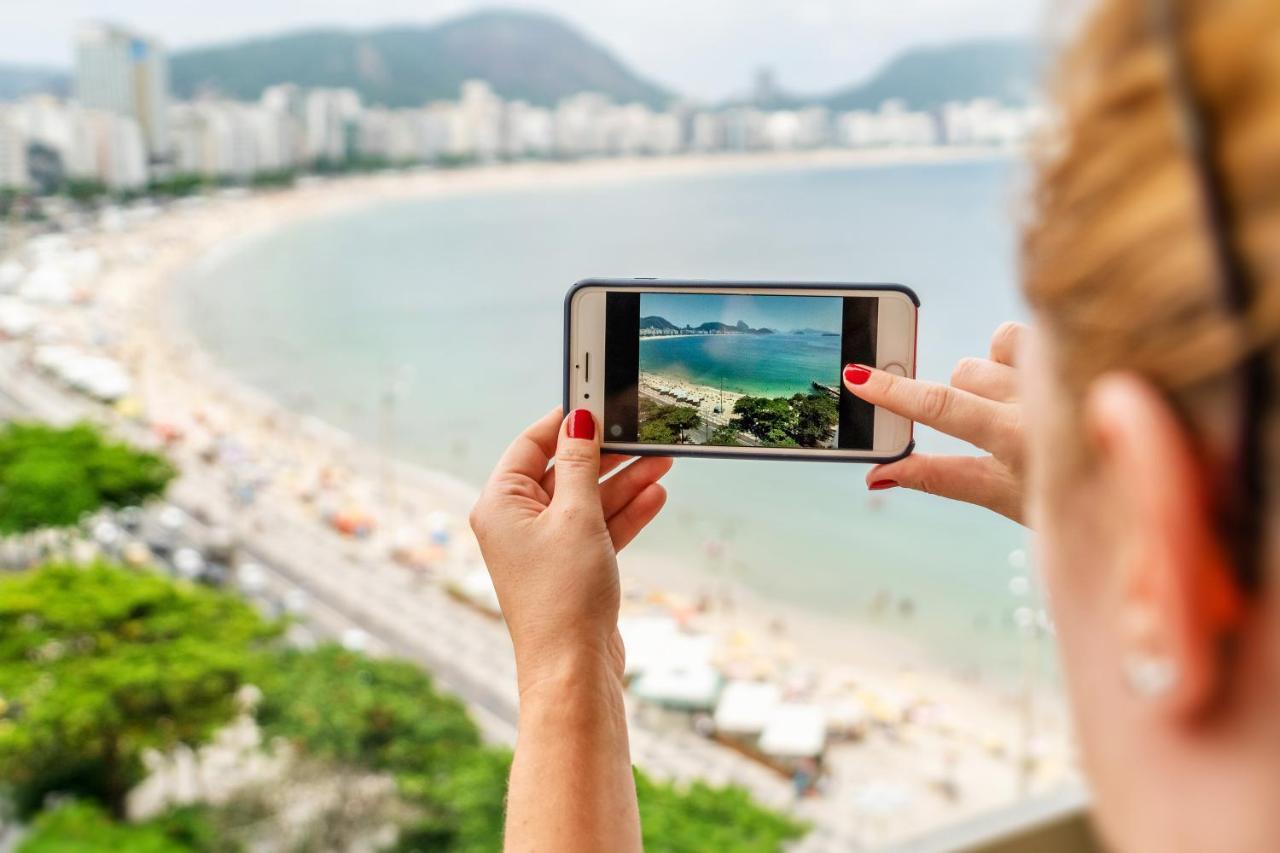 Fairmont Rio De Janeiro Copacabana Esterno foto A woman taking a photo with a smartphone