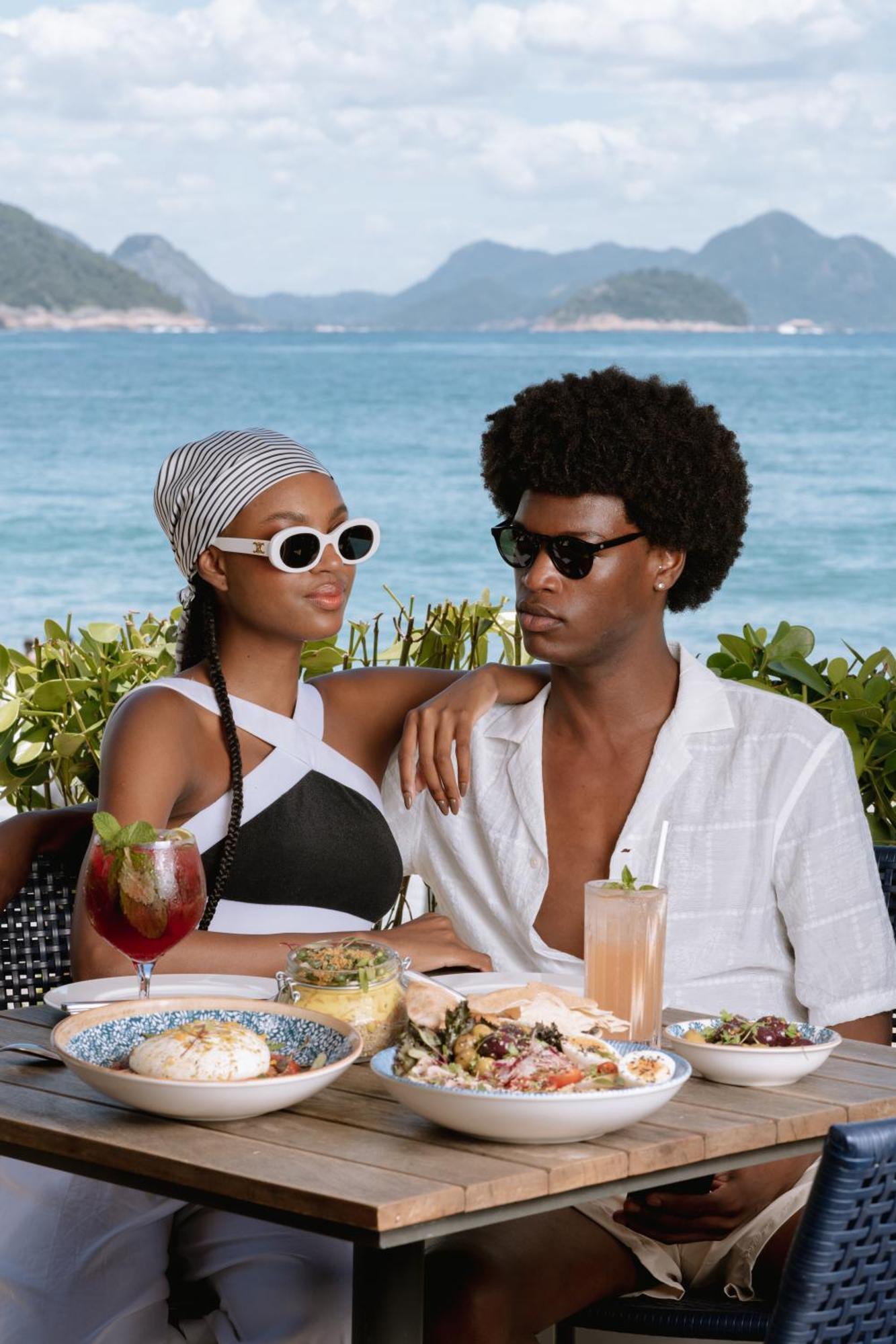 Fairmont Rio De Janeiro Copacabana Esterno foto A couple wearing sunglasses