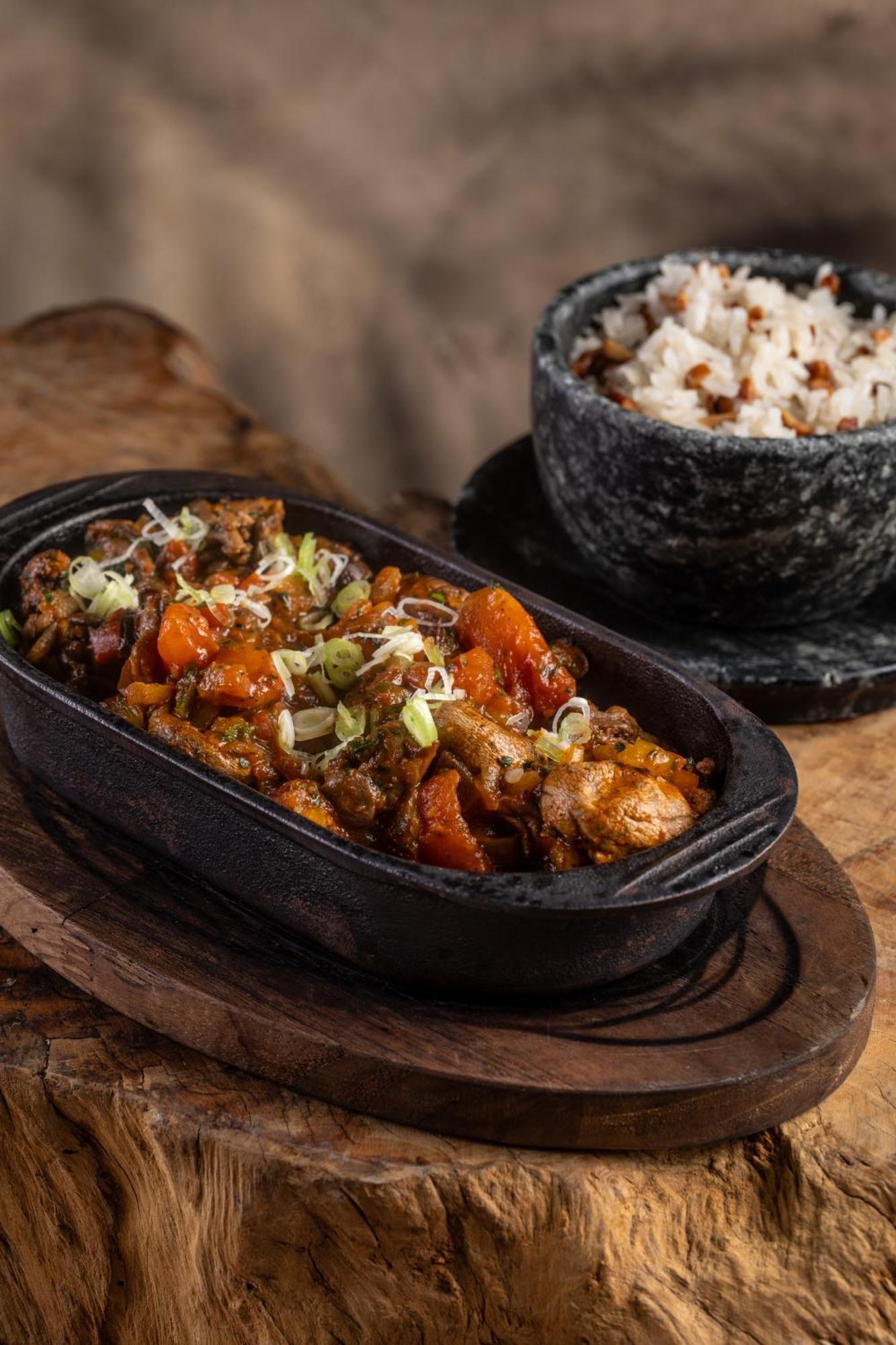 Fairmont Rio De Janeiro Copacabana Esterno foto A plate of chicken and shiitake mushroom with rice