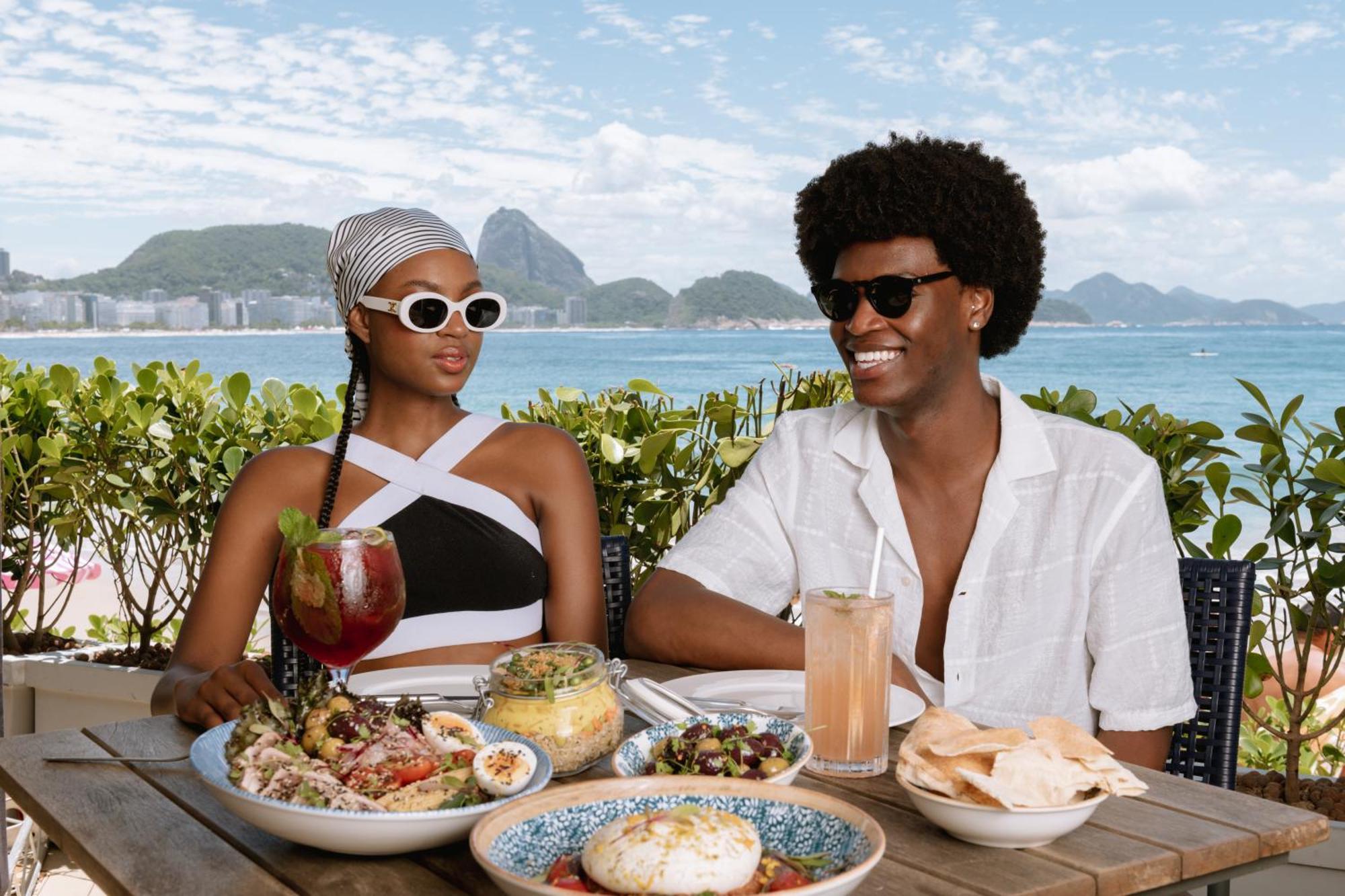 Fairmont Rio De Janeiro Copacabana Esterno foto A couple eating a meal at a restaurant in Rio de Janeiro, Brazil