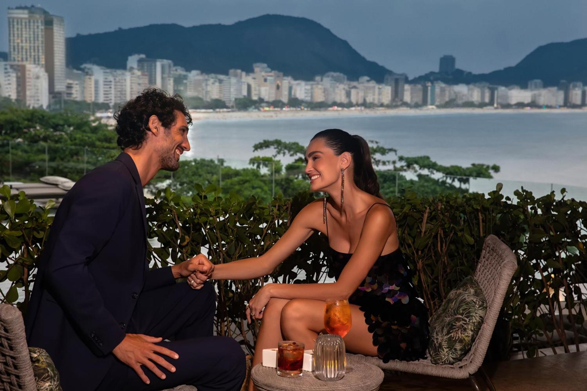 Fairmont Rio De Janeiro Copacabana Esterno foto A couple in Rio de Janeiro, Brazil