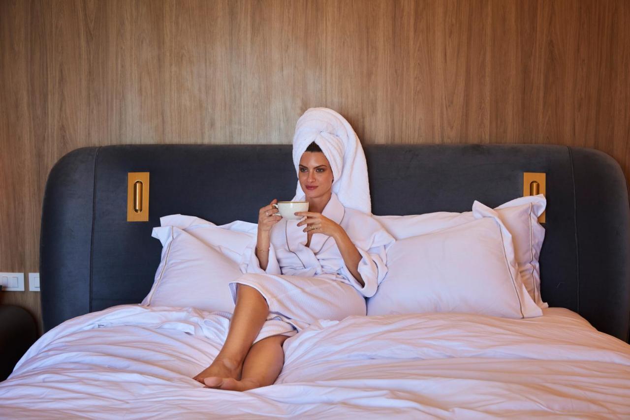 Fairmont Rio De Janeiro Copacabana Esterno foto A woman wearing a bathrobe
