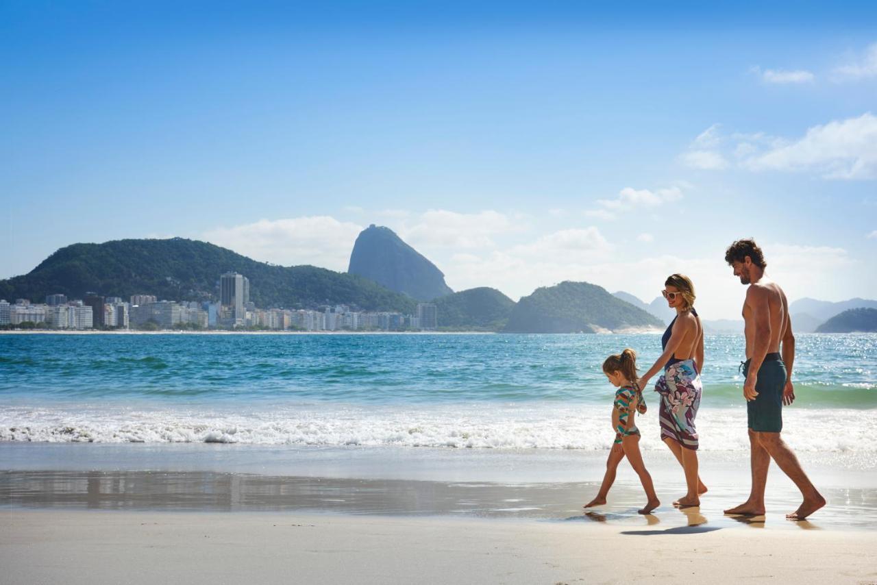 Fairmont Rio De Janeiro Copacabana Esterno foto Family walking on the beach